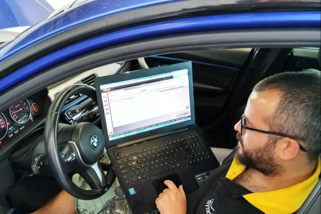 Kapsamli oto ekspertizde OBD cihazi ile ECU Beyin ariza kaydi okuma 2