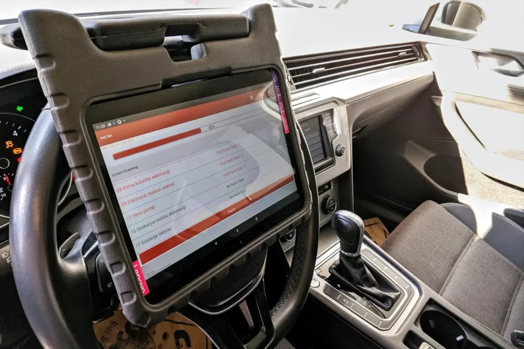 Kapsamli oto ekspertizde OBD cihazi ile ECU Beyin ariza kaydi okunmasi